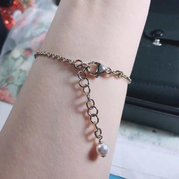 NIB Chanel Pearl CC Bracelet - Picture 5 of 11